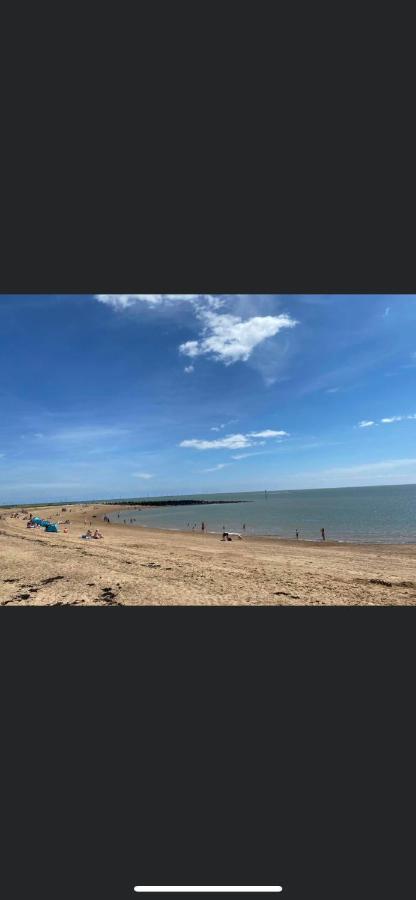 Summer Breeze Deluxe Caravan Rental Saint Osyth ภายนอก รูปภาพ